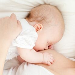 schlafendes Baby an der Brust der Mutter